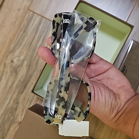 Burberry 53mm Oversize Square Tortoise Sunglasses - Picture 3 of 8